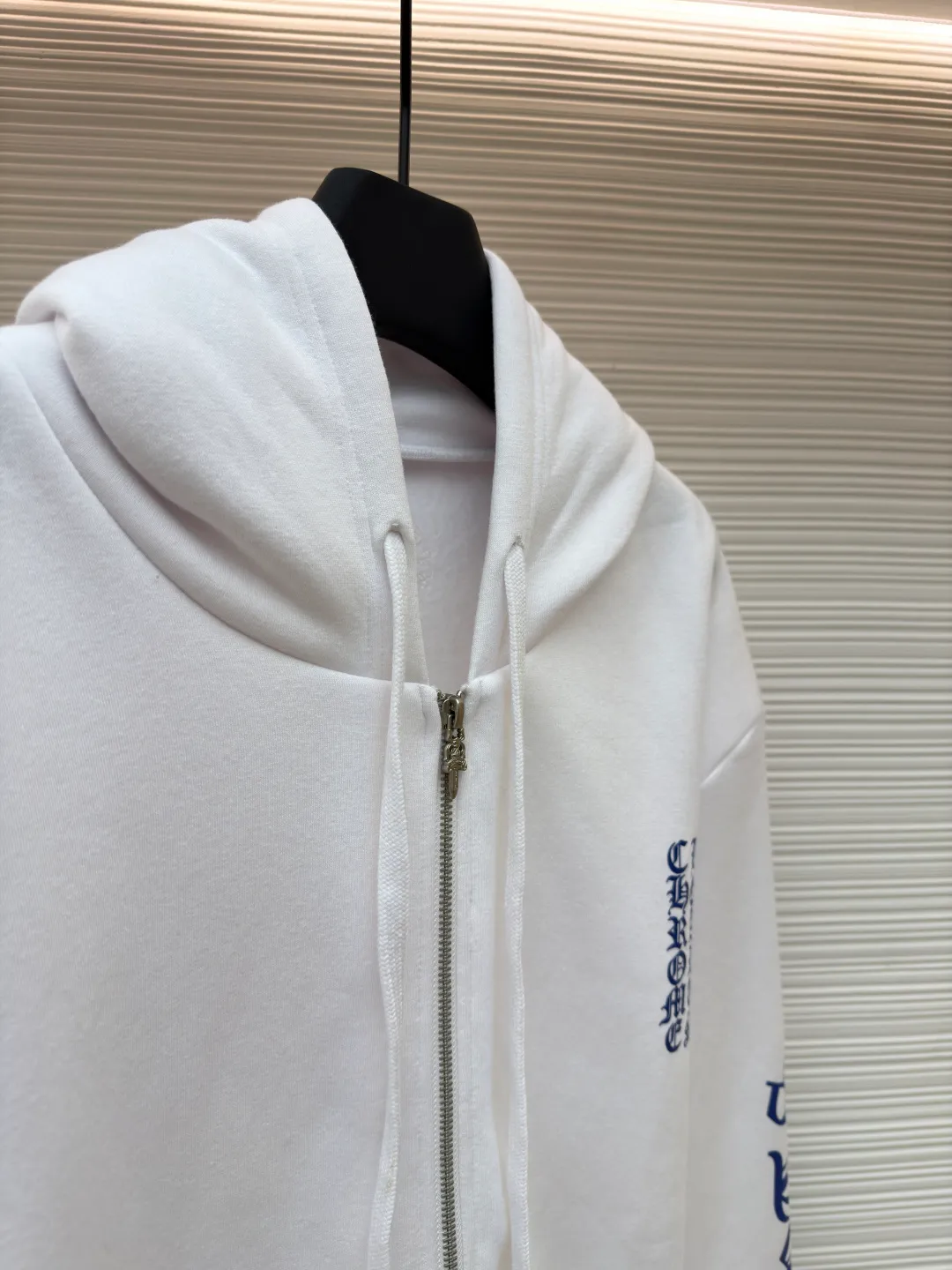 Chrome Hearts1988 limited Sanskrit printed zipper hoodie ●Original version: purchased and developed by 11759 ●Item number: 1681111-B05 ●Fabric: Fleece full size fabric ●Technology: Made with thermoset ink ●Version: Loose version ●Weight: about 710g ●Size: S-M-L-XL ●Description: The fabric is made of fleece 420g pure cotton and printed using a variety of printing techniques, thermoset ink printing. The overall wiring is straight and delicate, the fabric is comfortable and soft, and the color is consistent without color difference. It can be matched with the same style to create a fashionable look and control various occasions. Customized accessories, complete with three standards, same style for men and women!